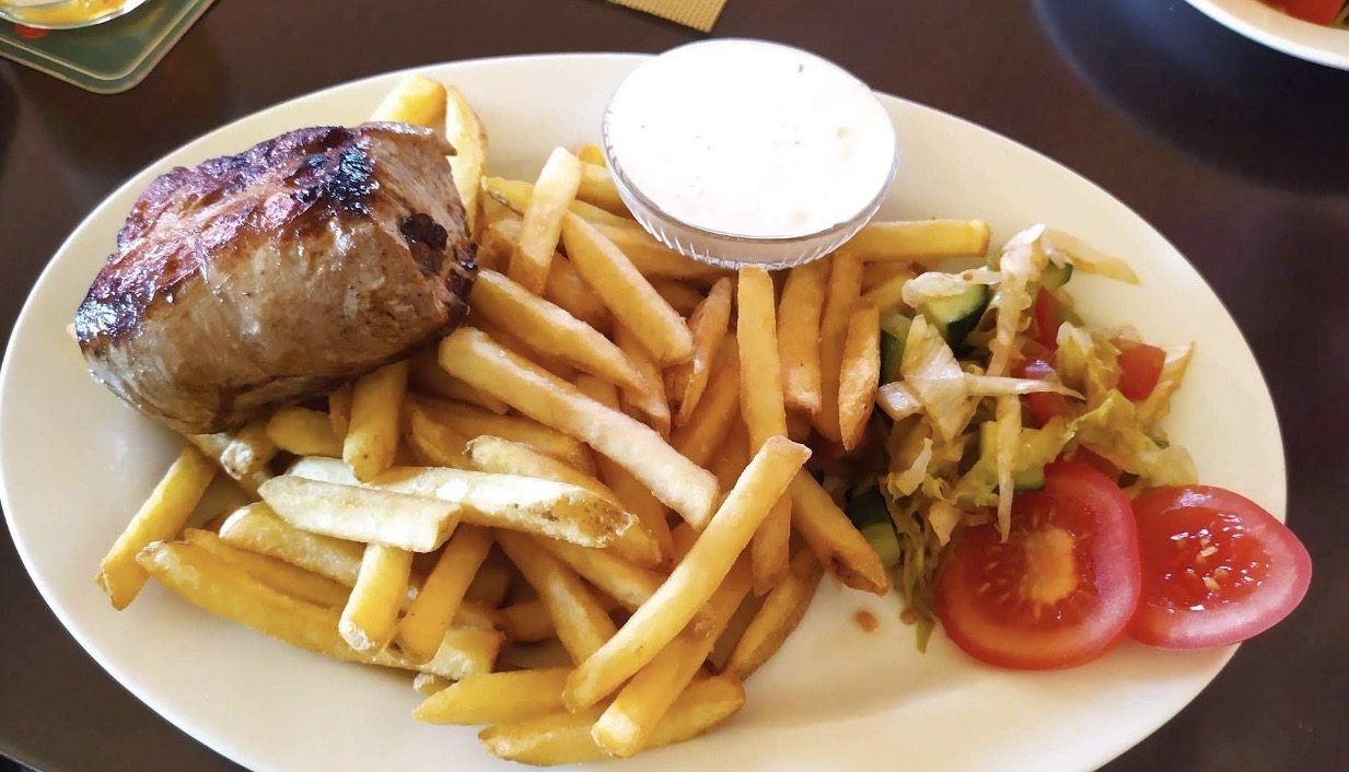 Grilovaný steak s hranolky
