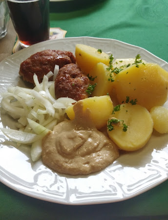 Karbanátky s vařeným bramborem