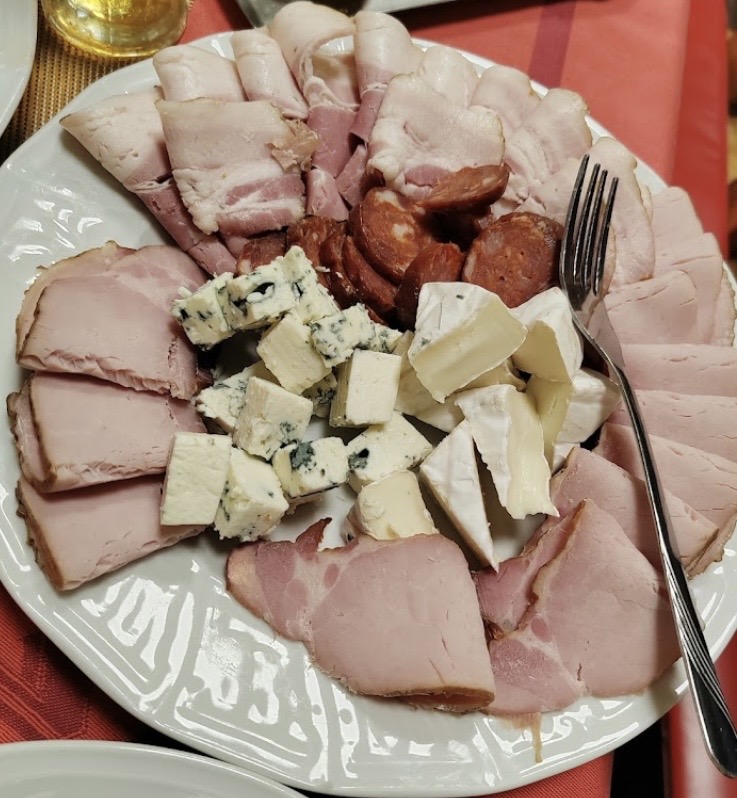 Mísa uzenin a sýrů